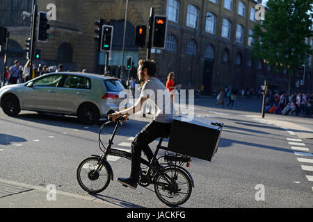 Uber Essen Lieferung Kurier Reiten in Kings Cross, London, in der Rush hour Stockfoto