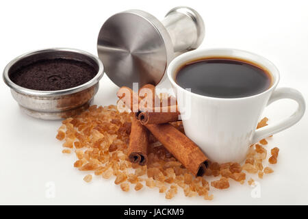 Kaffeetasse mit Filterkorb und Sabotage auf weißem Hintergrund Stockfoto