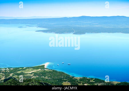 Blick auf das Goldene Horn Strand Wahrzeichen aus der Sicht der Vidova Gora auf der Insel Brac, Kroatien. Der Hintergrund zeigt die Insel Hvar und anderen Inseln Stockfoto