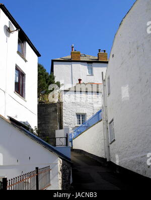 Ruhige einsame Gasse in einem malerischen Fischerdorf in England Stockfoto