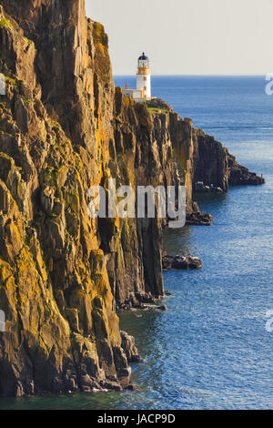 Ein Blick auf Leuchtturm auf den Klippen von landschaftlich Punkt, schroffe und felsige Küste auf der westlichen Seite Isle Of Skye. Wahrzeichen in der Nähe von Glendale, Insel Skye Stockfoto