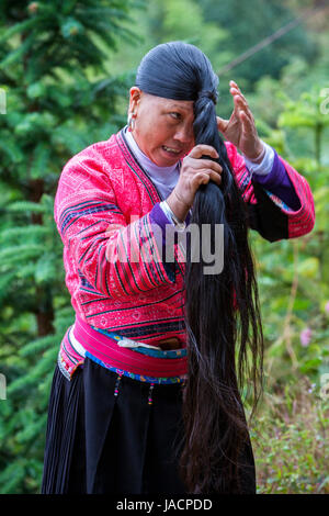 Longji, China.  Frau Yao ethnischen Minderheit zeigt ihr Langhaar. Stockfoto