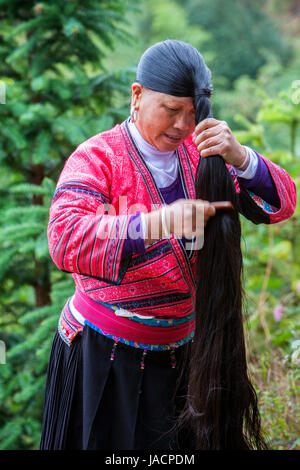 Longji, China.  Frau Yao ethnischen Minderheit zeigt ihr Langhaar. Stockfoto