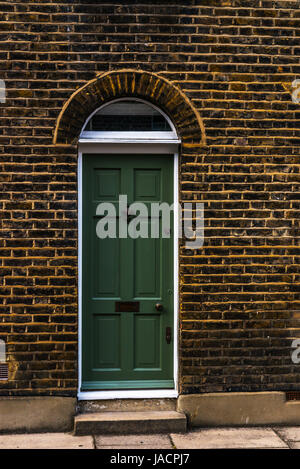 stilvolle Eingang eines Wohnhauses, wölbt sich eine interessante Fassade des alten Steins über der Tür, eine typisch englische Altbauten, london Stockfoto