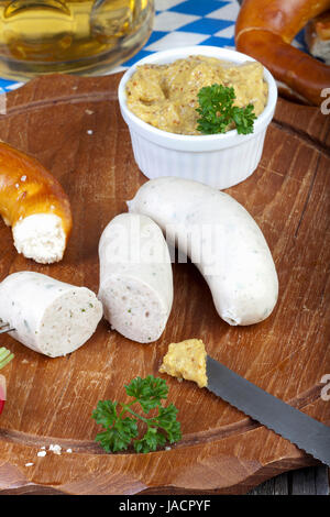 Typisch Bayerische Oktoberfest Brauches Mit Weißwurst, Senf, Brezeln Und Einem Kühlen Bier Auf Einem Rustikalem Holztisch Stockfoto