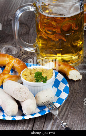 Typisch Bayerische Oktoberfest Brauches Mit Weißwurst, Senf, Brezeln Und Einem Kühlen Bier Auf Einem Rustikalem Holztisch Stockfoto