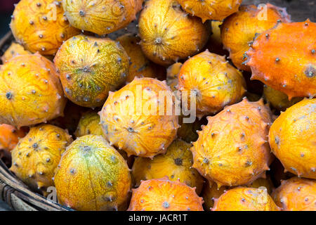 Yangshuo, China.  Kiwano Melonen zum Verkauf auf einem Bürgersteig Frucht stehen. Stockfoto