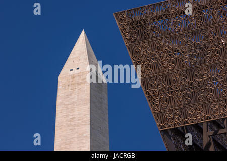 WASHINGTON, DC, USA - Smithsonian National Museum of African American History und Kultur und das Washington Monument, links. Stockfoto