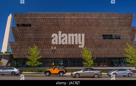 WASHINGTON, DC, USA - Smithsonian National Museum of African American History und Kultur und das Washington Monument, links. Stockfoto