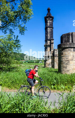 Biker auf einem Radweg im Tal entlang der Elbe, Sächsische Schweiz, Bad Schandau, Sachsen, Deutschland, Europa Stockfoto