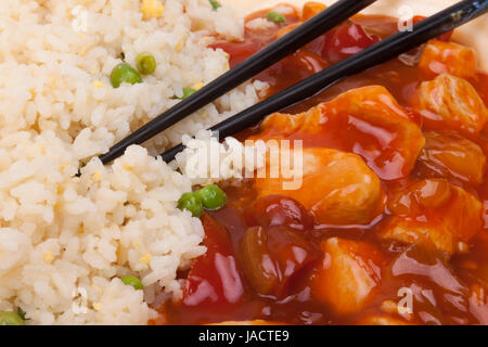 Nahaufnahme Foto der chinesischen süßsaures Hühnchen mit Reis. Stockfoto
