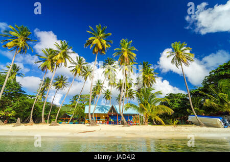 Bunte Hütte auf einem Strand umgeben von Palmen in San Andres y Providencia, Kolumbien Stockfoto