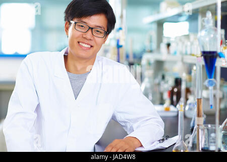 Eine männliche chinesische Labor Wissenschaftler arbeiten im Labor mit Reagenzgläsern Stockfoto