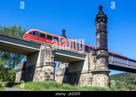 Regionale Zug passiert Eisenbahnbrücke, Bad Schandau, Sächsische Schweiz Deutschland Elbtal Brücke Stockfoto