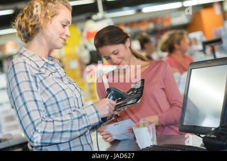 Kunden zahlen für Ihren Einkauf im Supermarktkasse Stockfoto