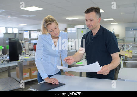 Mitarbeiter diskutieren Lagerlogistik in ein Büro vor Ort Stockfoto