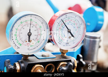 Manometer auf Anlagen zum Füllen von Kfz Klimaanlagen Stockfoto