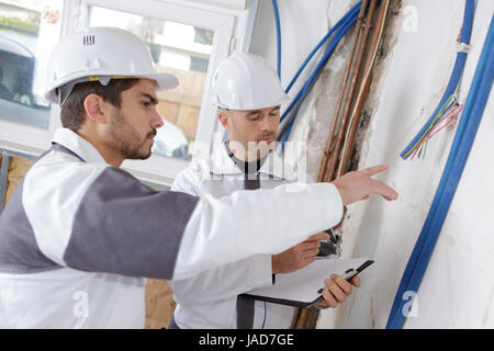 Sanitär-Bauunternehmer aus Kunststoff Abflussrohr installieren Stockfoto