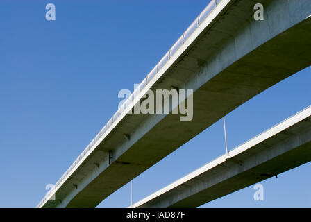 Paar große konkrete Autobahnbrücken gegen klar blauen Himmel in Sicht. Stockfoto