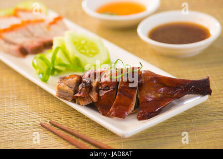 Gebratene Ente, chinesischen Stil, Schlegel und Ess-Stäbchen Stockfoto