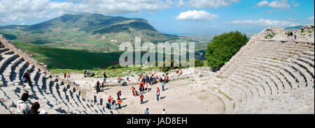 Griechisches Theater in Segesta Auf Dem Monte Barbaro Mit Blick Auf Castellammare del Golfo, Sizilien, Italien;  Griechischen Theater von Segesta auf dem Berg "Monte Barbaro" mit Blick auf die Stadt von Castellammare del Golfo, Sizilien, Italien Stockfoto