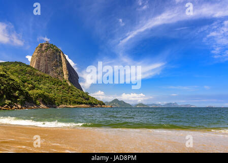 Zuckerhut und Red Beach gesehen aus Urca Nachbarschaft, Rio De Janeiro, Brasilien Stockfoto