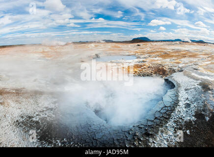 Mudpot im Bereich Geothermie Hverir, Island. Die Gegend um den kochendem Schlamm ist bunt und rissig. Stockfoto