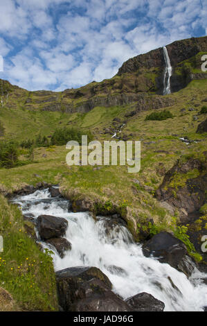 Sehr schöne kleine Wasserfall auf Island und ein Bach. Snaefellsness-Halbinsel Stockfoto