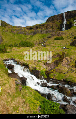 Sehr schöne kleine Wasserfall auf Island und ein Bach. Snaefellsness-Halbinsel Stockfoto