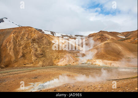 Island ist ein Land von Eis und Feuer. Im Bereich Geothermie Kerlingarfjoll sieht man Rauch und kochendem Fumarolen aus geothermischen Feld sowie von Eis und Schnee bedeckten Berge. Stockfoto