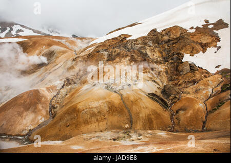 Island ist ein Land von Eis und Feuer. Im Bereich Geothermie Kerlingarfjoll sieht man Rauch und kochendem Fumarolen aus geothermischen Feld sowie von Eis und Schnee bedeckten Berge. Stockfoto