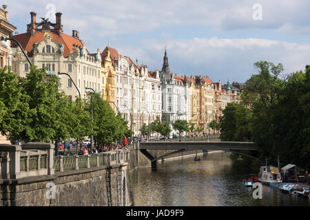 Die Moldau und Masarykovo nábřeží in Prag Stockfoto