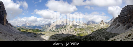 Panorama der Sextener Dolomiten Vom Lavaredopass, Drei Zinnen, Südtirol, Italien; Panoramablick auf die Sextener Dolomiten aus der Lavaredopass, drei Zinnen von Lavaredo, Südtirol, Italien Stockfoto