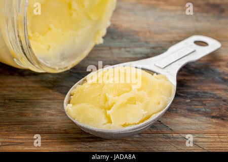 JAR und Messung Esslöffel Ghee - Butterschmalz Stockfoto
