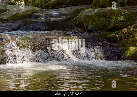 Kleiner Fluss und Wasserfall zwischen den Felsen der Itatiaia-Nationalpark in Penedo, Rio De Janeiro Stockfoto