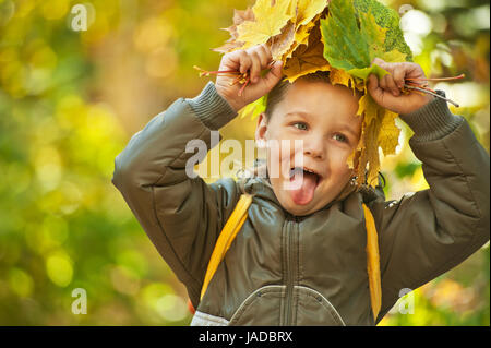 Baby Boy im bunten Herbst park Stockfoto