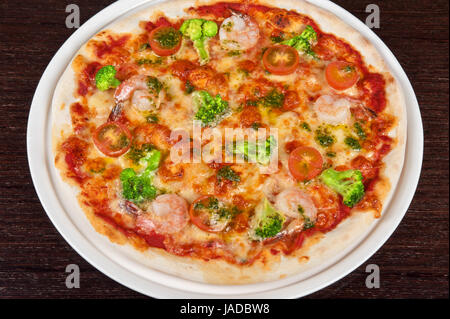 Pizza mit Shrimps und Broccoli am Tisch Stockfoto