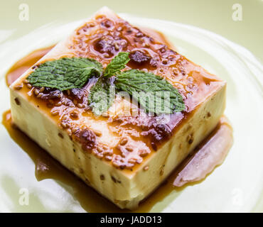 Tofu-Käse und Sesam Dressing auf Teller Stockfoto