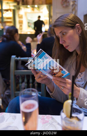 Ein Tourist Prag Reiseführer in u Laury Restaurant Prag lesen Stockfoto