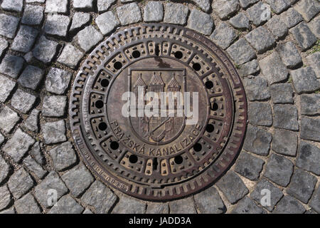 Ein Schachtdeckel mit Wappen der Stadt Prag Stockfoto