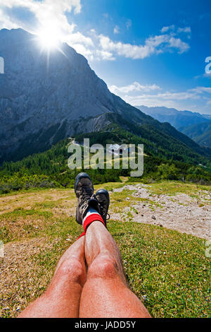 Wanderer ruht in Bergen an einem schönen sonnigen Tag Stockfoto