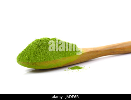Matcha, Grüntee Pulver mit Bambuslöffel isoliert auf weißem Hintergrund Stockfoto