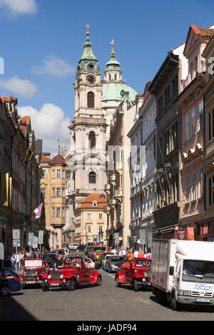 Klassische Alfa Romeo Spider für Touren vor Sankt-Nikolaus-Kirche, Malá Strana, Prag Stockfoto