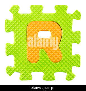 R Buchstabe, Alphabet Puzzle isoliert auf weißem Hintergrund mit Beschneidungspfad. Stockfoto