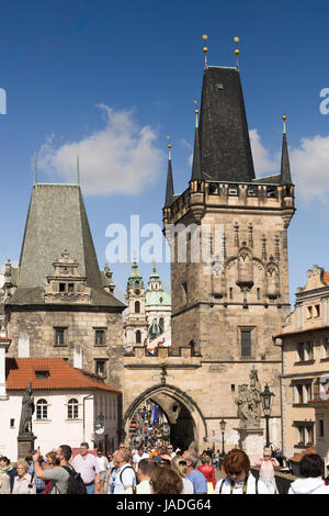 Touristen drängen sich auf der Karlsbrücke und auf der Malá Strana (Kleinseite) in Prag Stockfoto