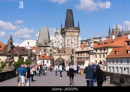 Karlsbrücke und seine Malá Strana (Kleinseite) gotische Brückentürme in Prag Stockfoto