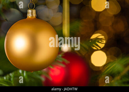 Goldene Weihnachtskugel Xmas Tree Sekt hängen leuchtet Hintergrund Stockfoto