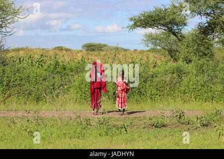 Zwei Mädchen, Masai Abstand halten. Stockfoto