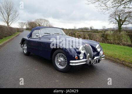 Der Jaguar XK150 parkte an einem Wintertag auf einer Landspur Stockfoto