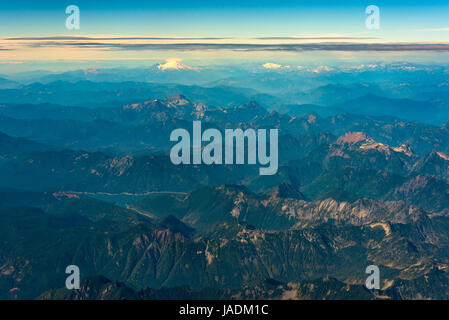 Luftaufnahme von Washingtons Cascade Mountains mit Spada See im Vordergrund links und Mt. Baker und Mt Shuksan am Horizont Stockfoto